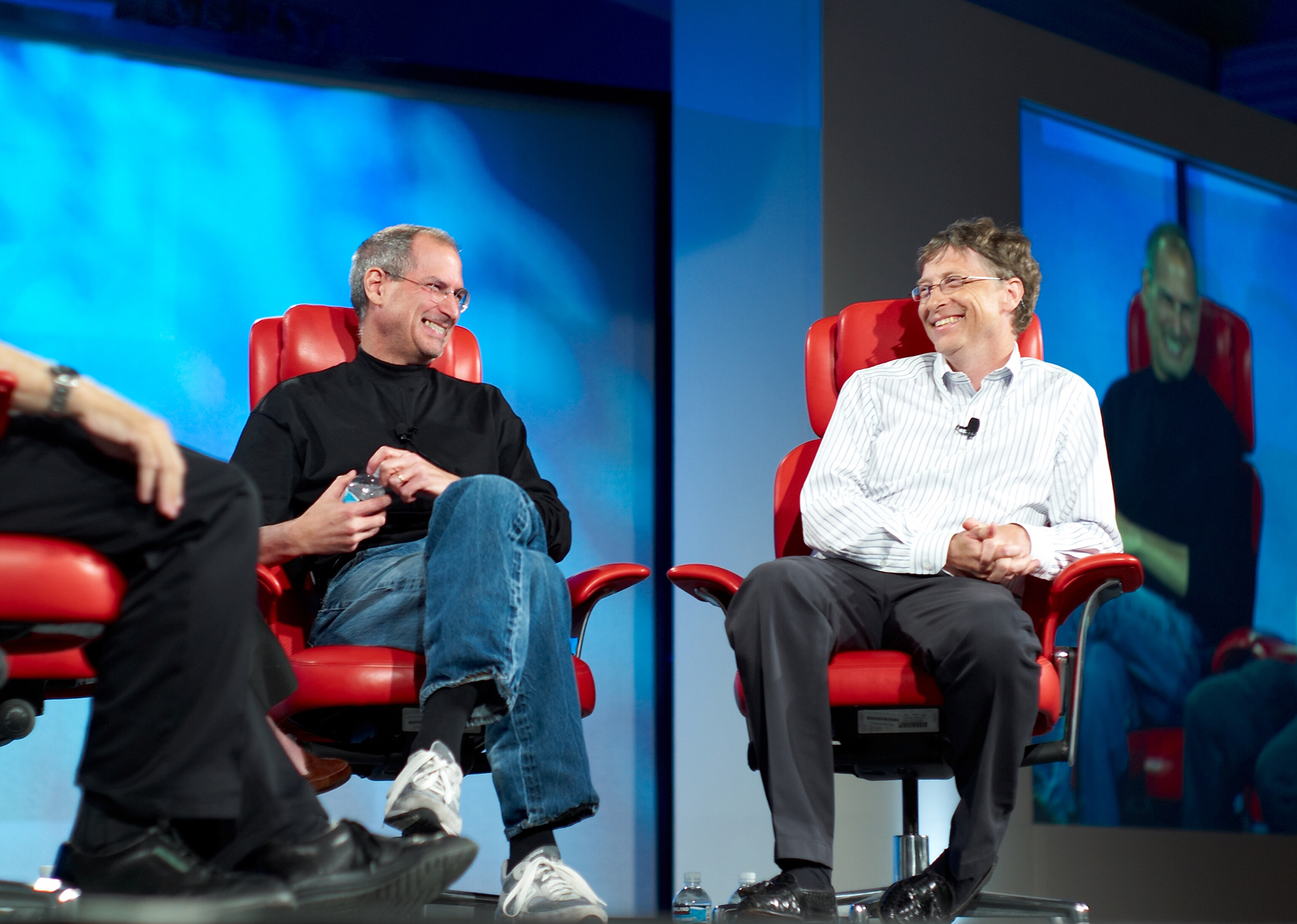 Bill Gates and Steve Jobs at All Things Digital 5 Conference, May 2007 (images on: OpenStreetMap — Google Earth)