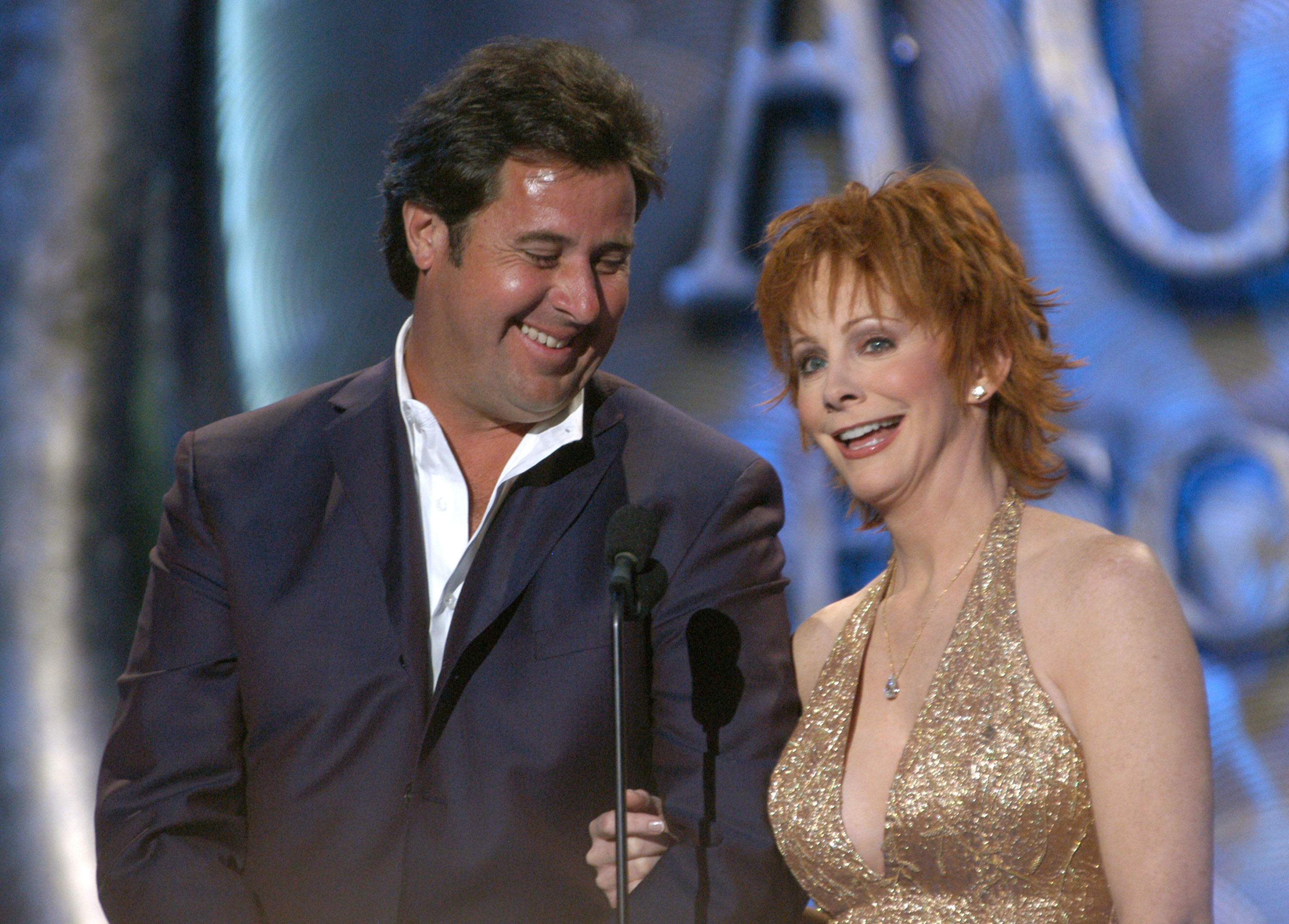 Vince Gill and Reba McEntire co-host the 38th annual CMA awards in 2003. (© Getty Images) 